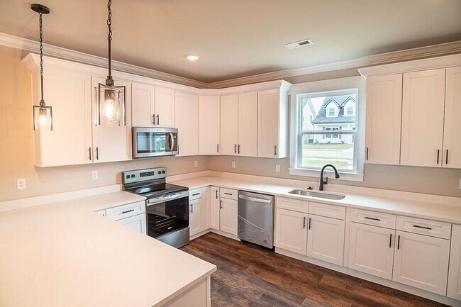 Photo - Beautiful 3 Bed, 2.5 Bath, 2 Car Garage - Community Pool & Walking Trail!