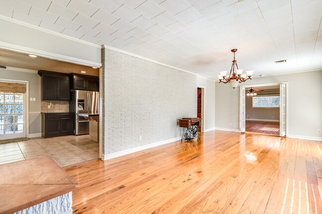 Photo - 102 Wilbert St