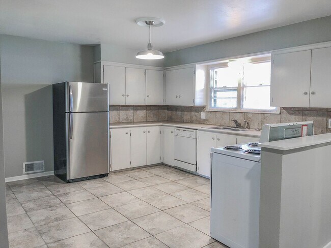 Photo - Pre-Leasing 3 bed 2 bath