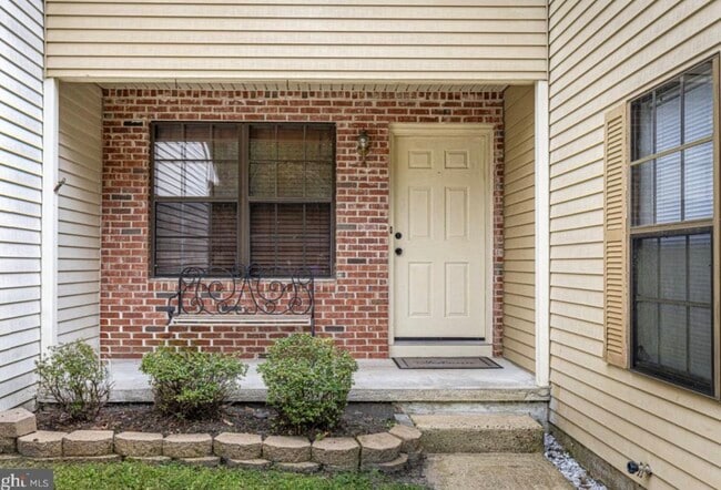 Building Photo - 8 Regent Ct