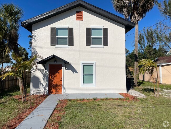 Building Photo - Second Floor 2 Bed, 1 Bath Duplex in Eustis! Rental