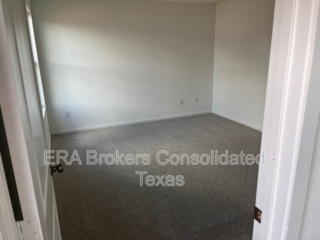 Photo - 511 Sarah Wy