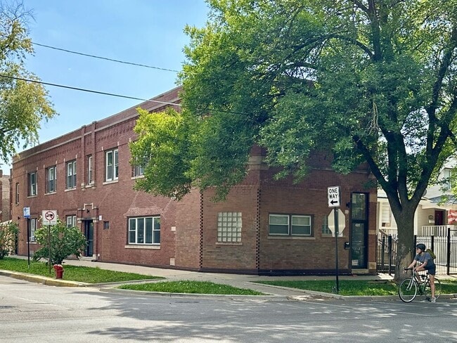 Building Photo - 2552 N Kildare Ave Rental