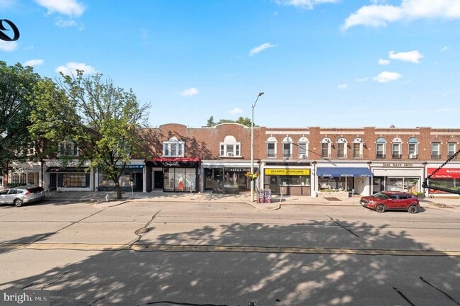 Building Photo - 834 W Lancaster Ave Unit 2F