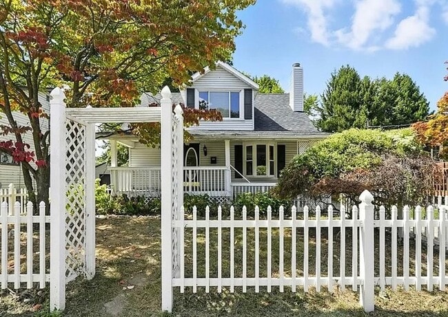 Building Photo - Charming 3 Bed Bungalow