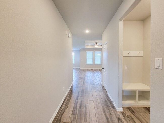 Photo - Quiet Cul De Sac! Tray Ceiling in Family &...