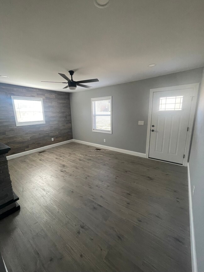 Building Photo - 916 9th St NE