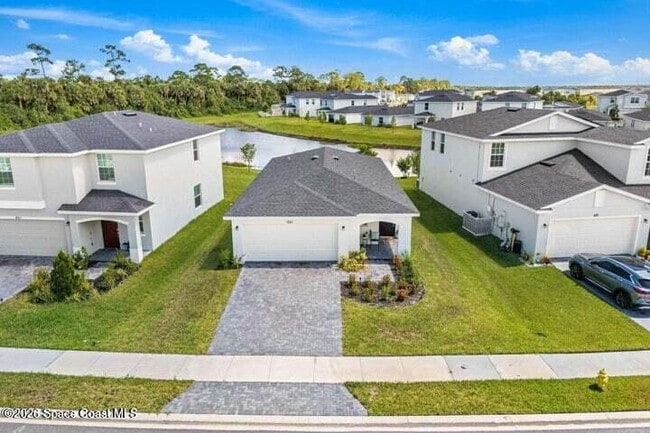 Photo - 661 Papillon St SW