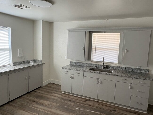 Photo - 728 W Kansas Ave