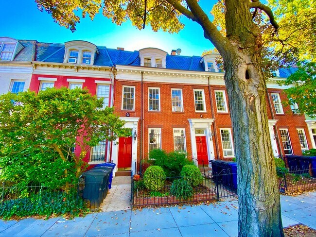 Building Photo - 329 C St SE Unit 03