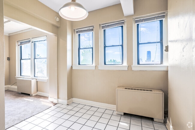 1BD, 1BA - 600SF - Highrise - Dining Room