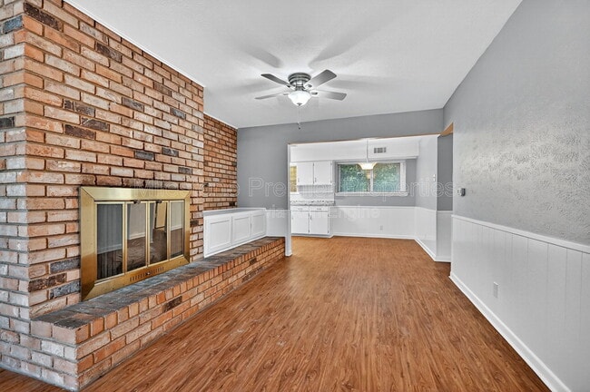 Photo - 105 E Ford St