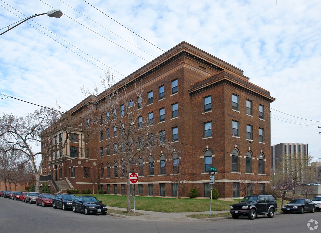 Carlson Hall - Carlson Hall Apartments