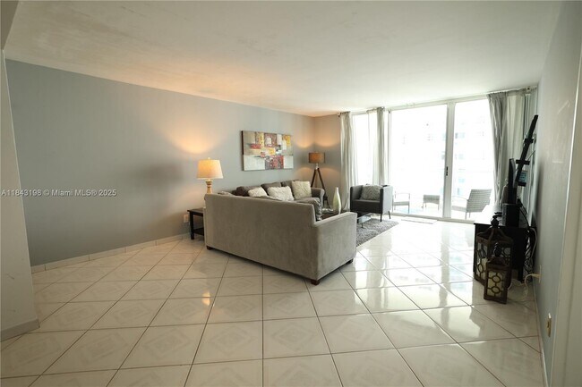 Photo - 5151 Collins Ave Unidad 927