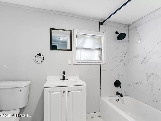 Photo - 1424 E 25th St