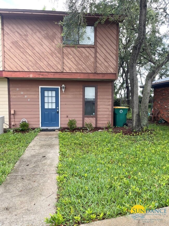 Building Photo - Lovely 2 Story end unit Townhouse in Fort Walton!