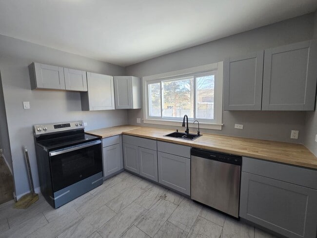 Photo - 715 Junction St