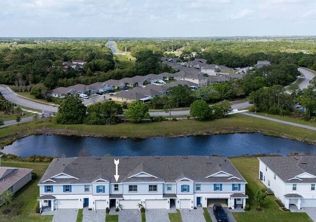 Building Photo - 3 Bedroom 2.5 Bathroom Townhome with 2 Car...