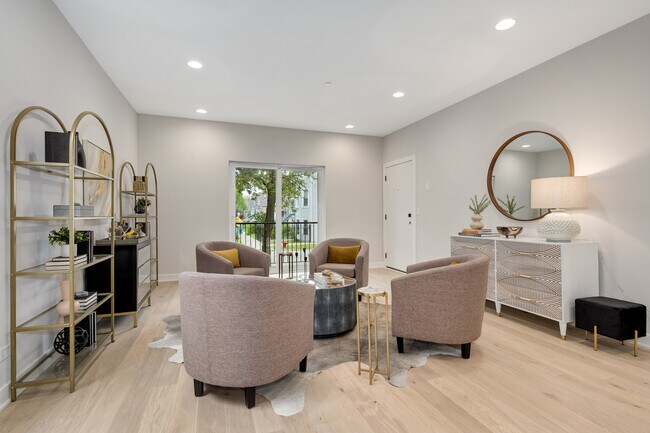 Photo - 1631 N Lawndale Ave Unit 1N