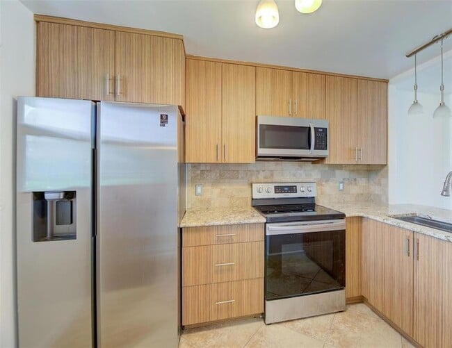 Photo - 113 Royal Pk Dr Unidad 1H