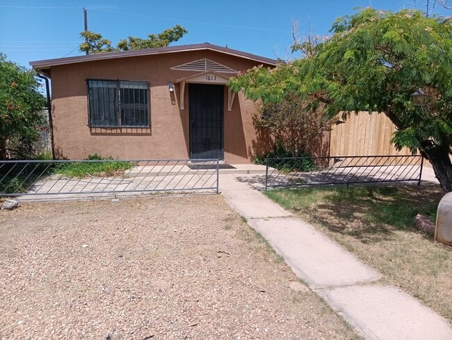 Building Photo - 3 Bedroom, 1 Bathroom Home! Schedule a Showing Soon!