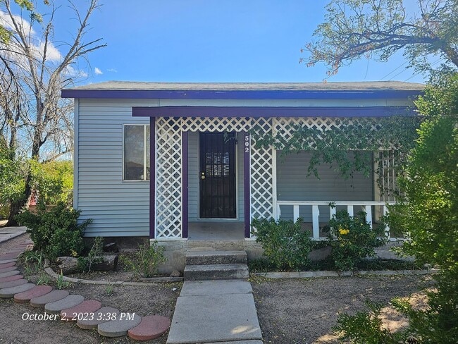 1940's updated bungalow. - 1940's updated bungalow. House