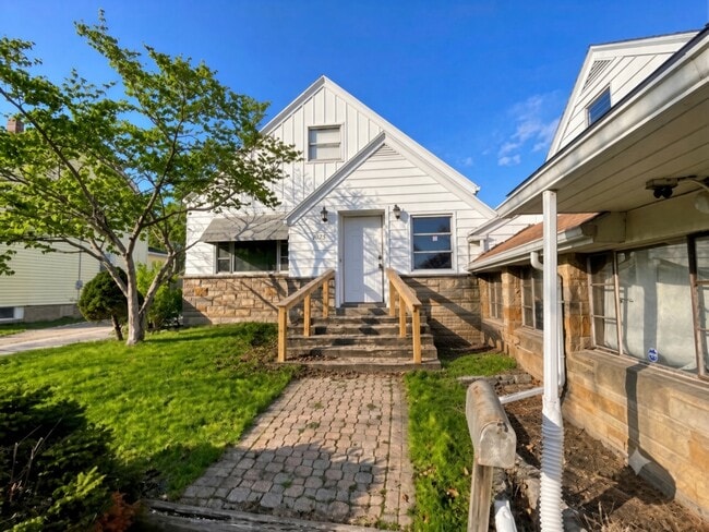 Building Photo - 4625 Lewis Ave