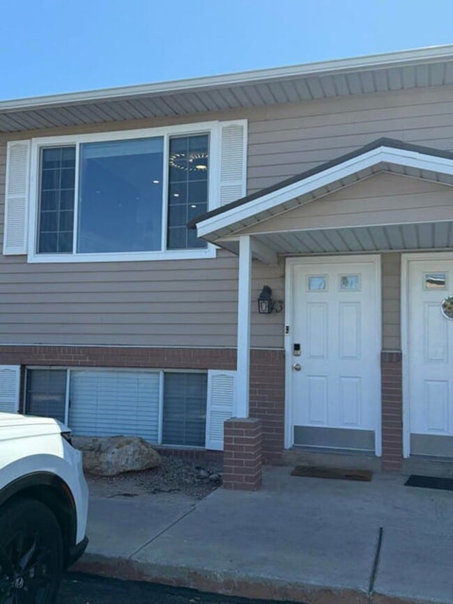 Photo - Gorgeous Remodeled 3 Bedroom Home in St. George! Unidad 43