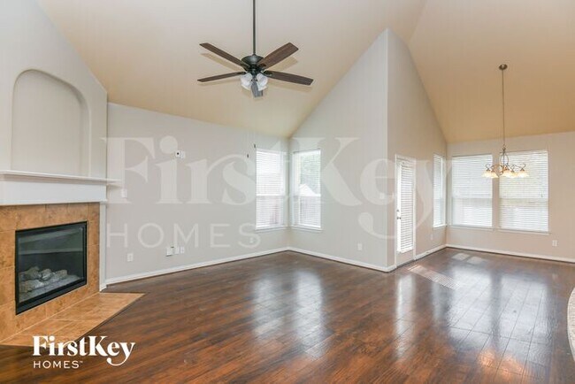 Photo - 520 Glacier St