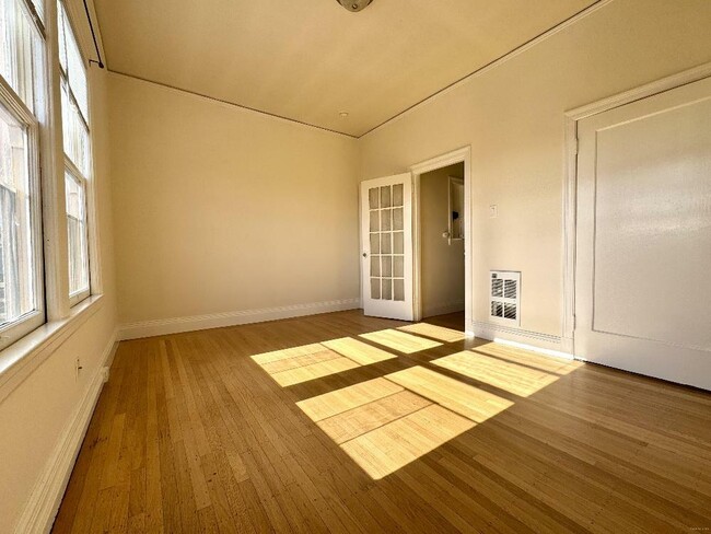 Building Photo - 2426 Mission St Unit 8 Rental
