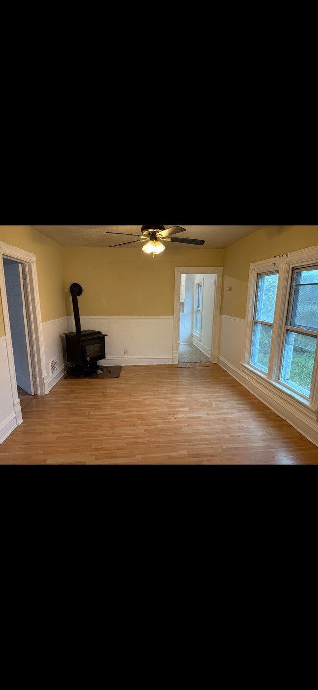 Building Photo - 209 King St Unit Upper