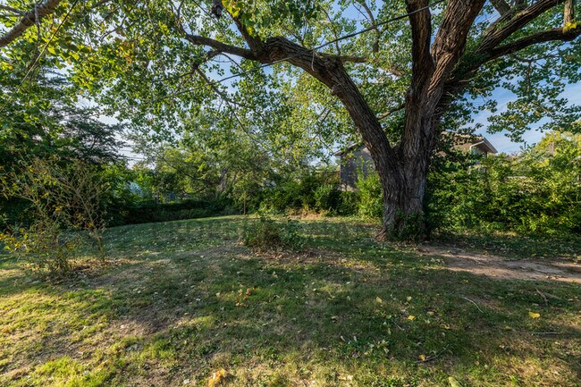 Photo - 851 N Old Manor Rd