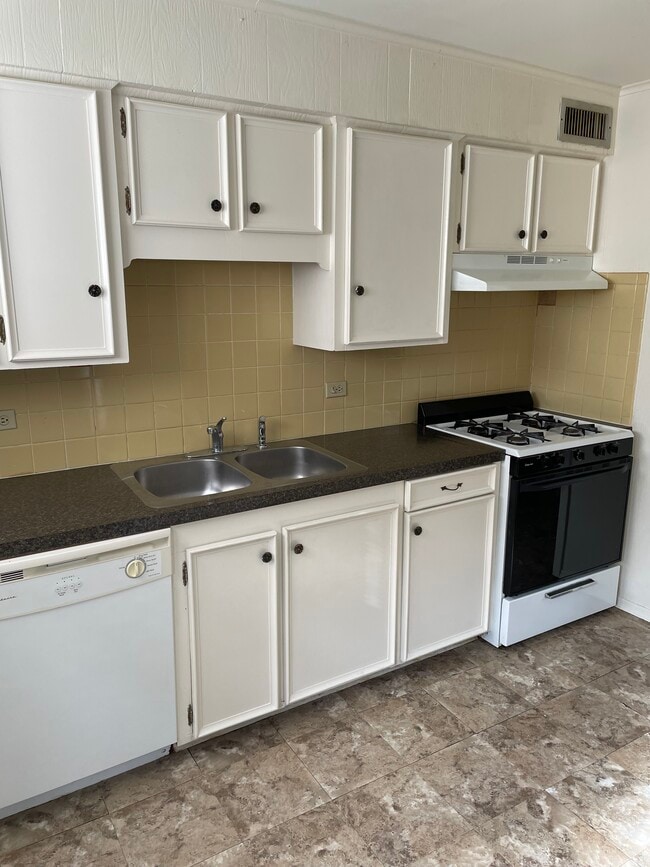 Kitchen - 1719 Oakley Ct Unit apartment #5