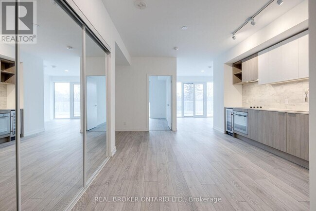 Photo - 2020 Bathurst St Unité 311