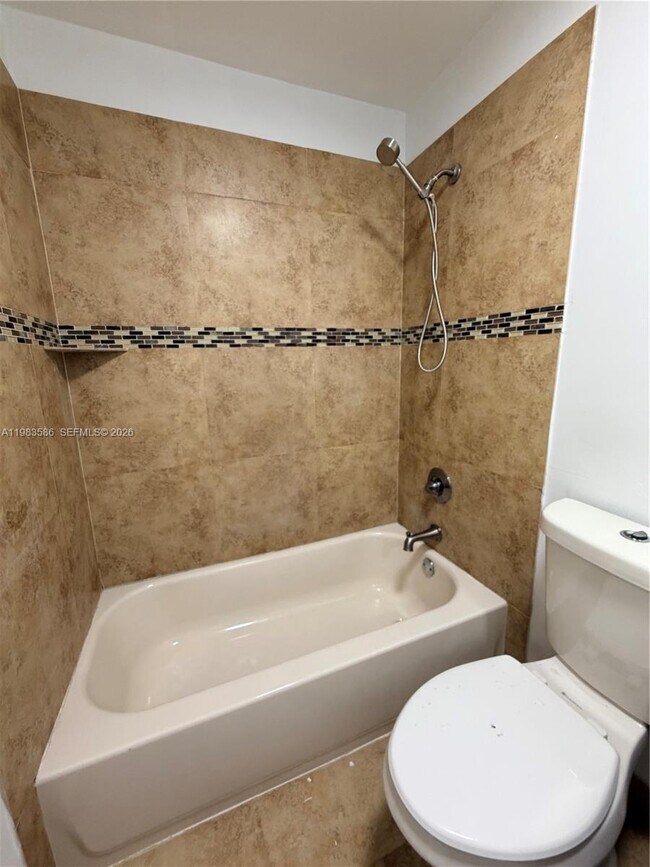 Photo - 927 NE 199th St Unidad 206