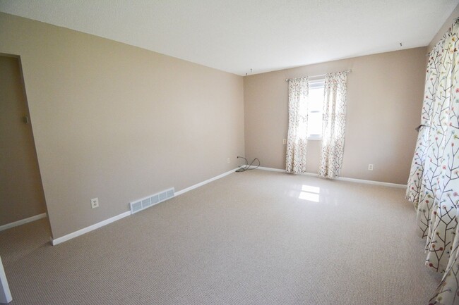 Photo - 3 Bedroom 1.5 Bath Available For Rent In Country Club Manor