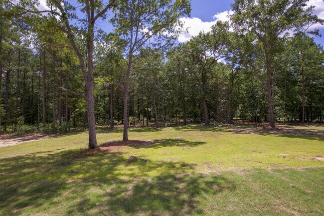 "Luxurious 3-Bed Townhouse with Granite Countertops on Juniper Lake Road!"