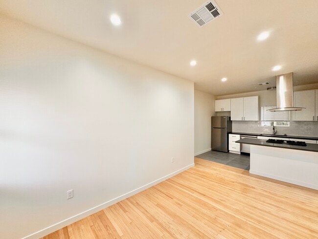 Building Photo - 515-518 3/4 N Mariposa Ave Unit 517 1/2 Rental
