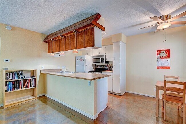 Building Photo - 910 Duncan Ln Unit 7