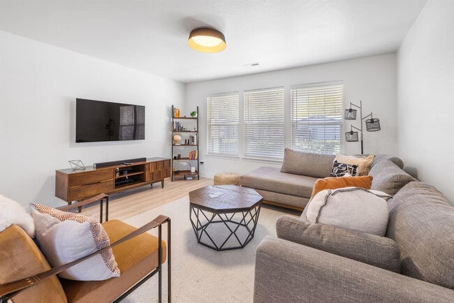 Building Photo - 2624 S Virginia Ave Unit ID1308963P Rental