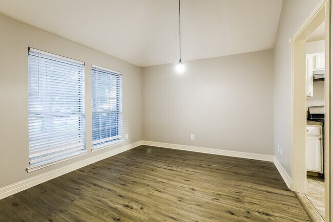Photo - 18626 Droitwich Dr