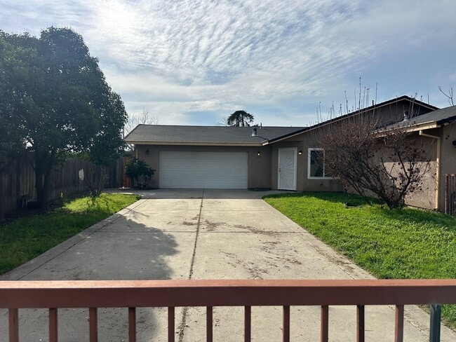 Building Photo - Updated Duplex Unit Move-In Ready