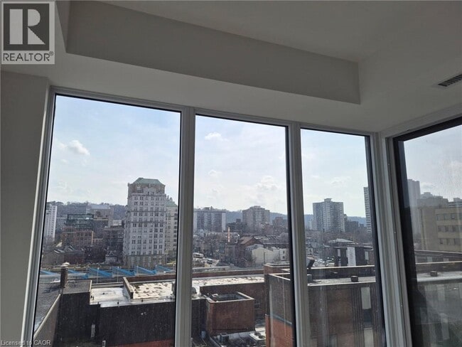 Photo - 75 James St S Unit 818