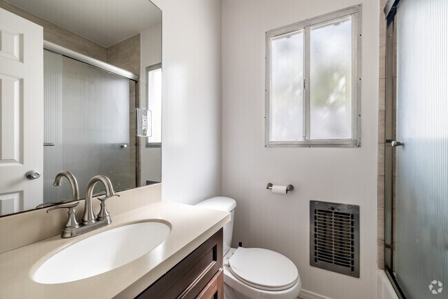 1BR, 1BA - 550SF - Bathroom