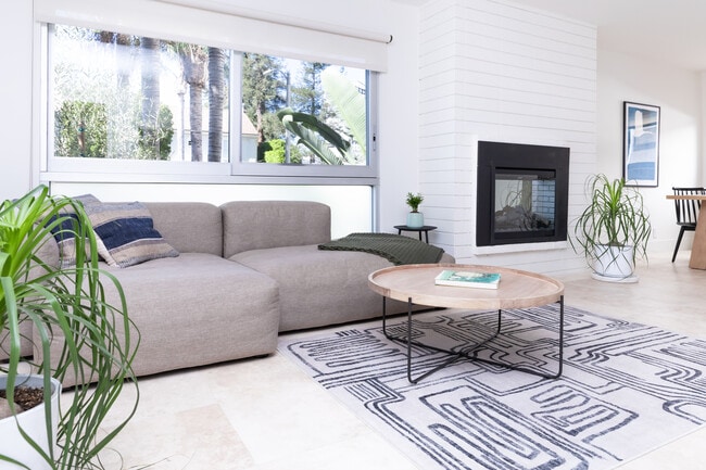 Living Unit 2 - Stay Lola