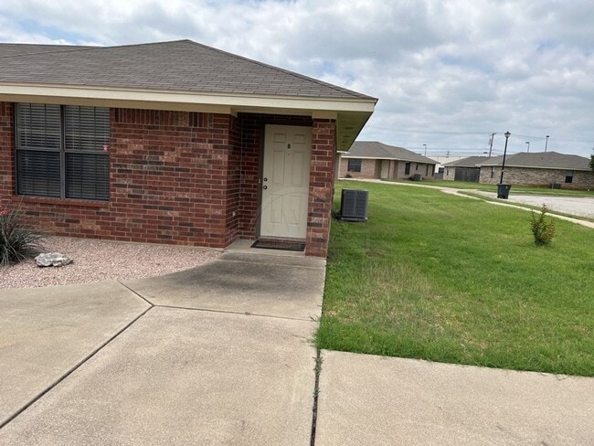 Photo - 908 McDaniel Cir