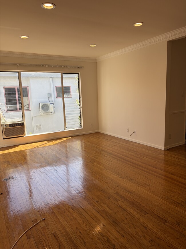 1043 N Sierra Bonita Ave
