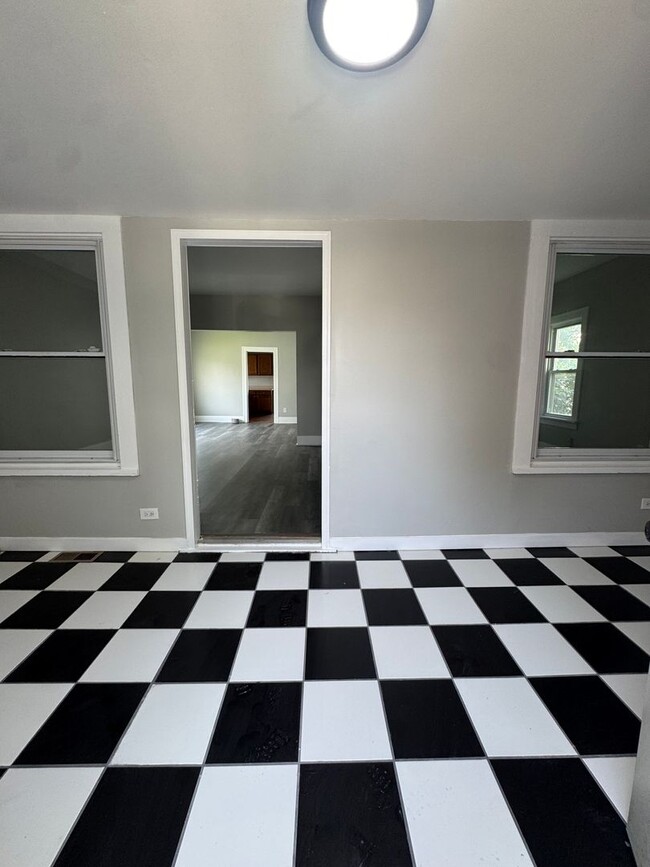 Photo - Beautiful 2-bedroom house for Rent in Lansing, IL VAILABLE NOW!!