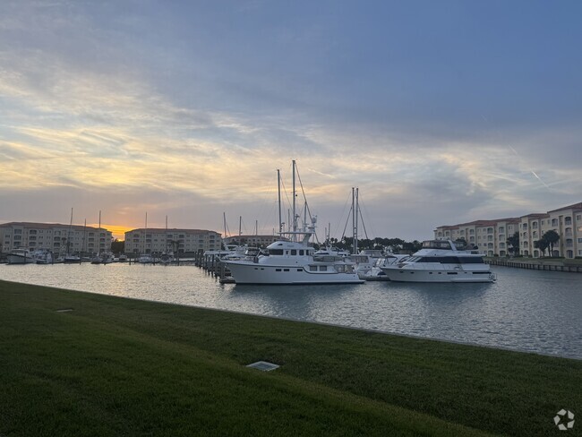 Building Photo - 16 Harbour Isle Dr W Unit 106 Rental