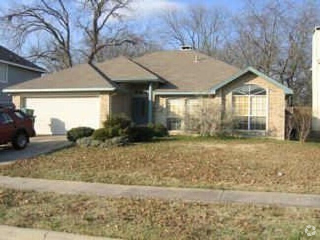 Building Photo - Freshly painted 3 bed, 2 bath home with ne...